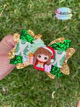 Load image into Gallery viewer, Girl by Tree clay bow
