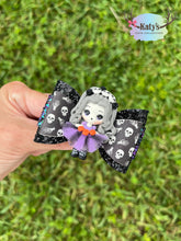 Load image into Gallery viewer, Skull Girl mini clay bow
