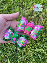 Load image into Gallery viewer, Purple Dinosaur mini clay bow

