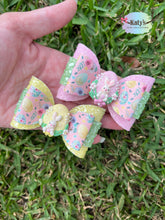 Load image into Gallery viewer, Yellow Egg mini clay bow
