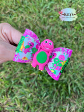 Load image into Gallery viewer, Purple Dinosaur mini clay bow
