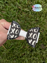 Load image into Gallery viewer, XO mini bows

