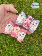 Load image into Gallery viewer, Doctor Assistants mini clay bows
