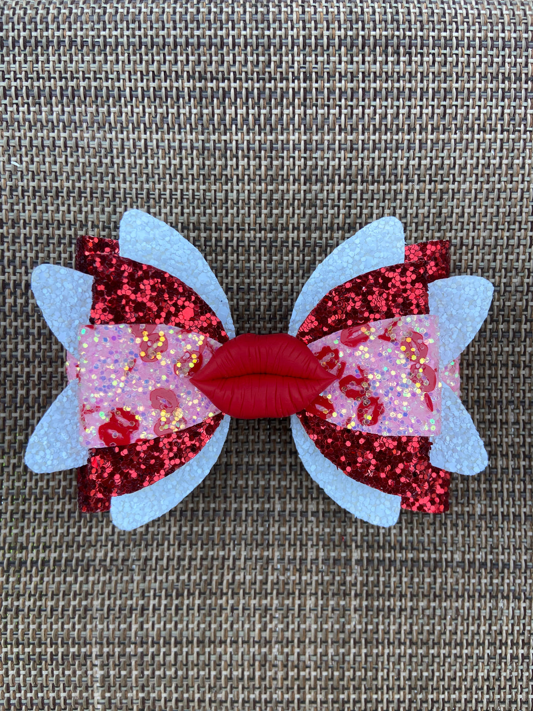 Lips clay bow