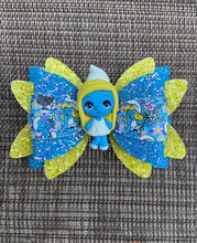 Load image into Gallery viewer, Blue Girl clay bow
